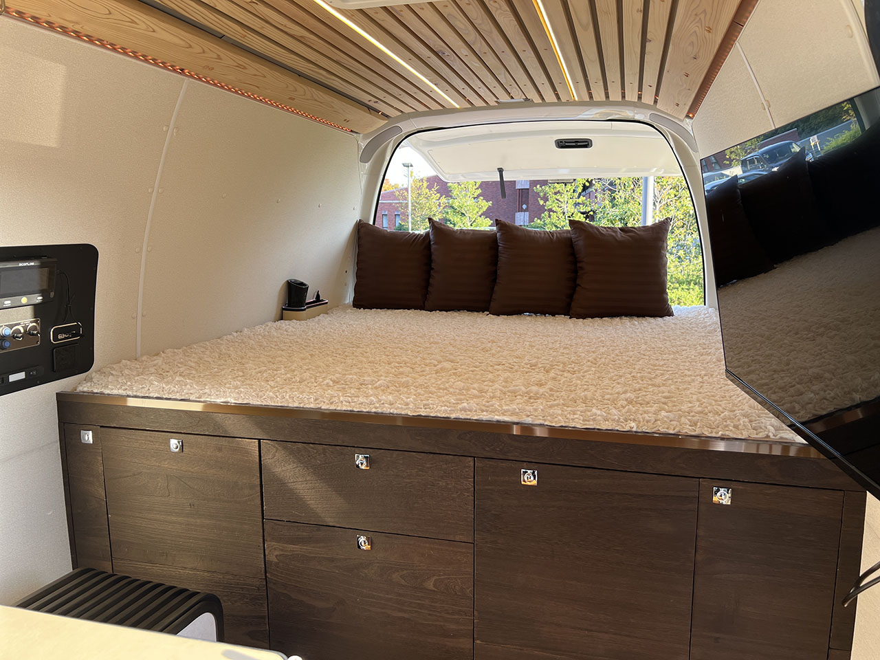 広々とした常設ベッド