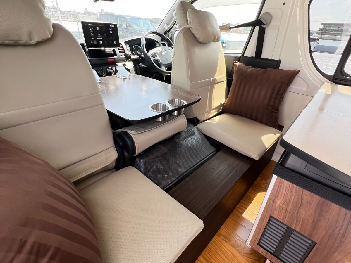 運転席の反対側はリラックス空間に早変わり