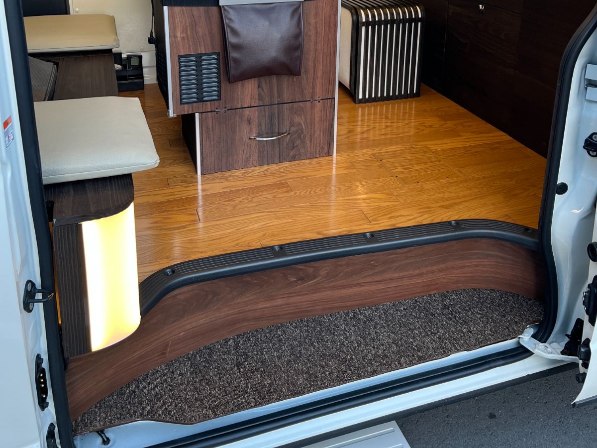 夜間の乗り降りを考慮して明るめのエントランスになります！