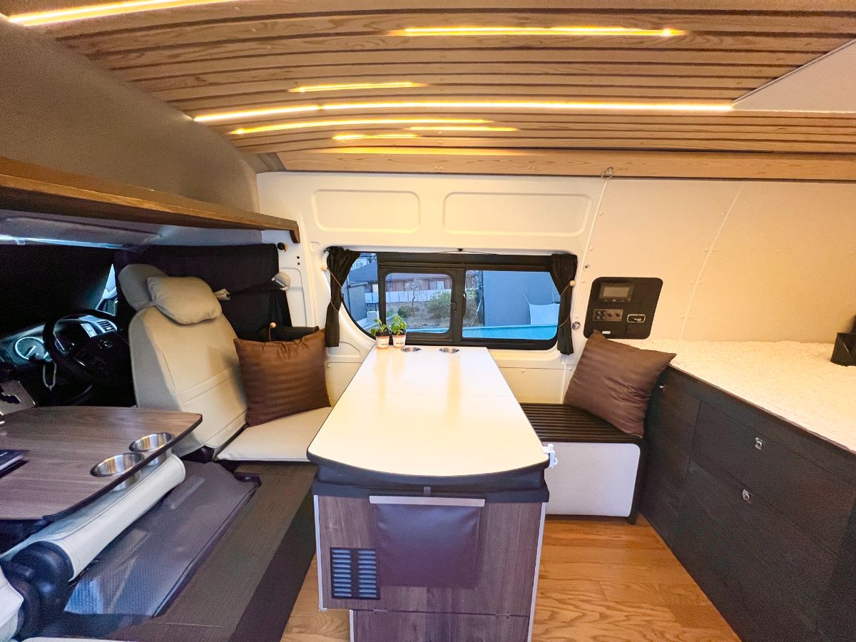 工夫された収納と配置で、狭さを感じさせない広々空間