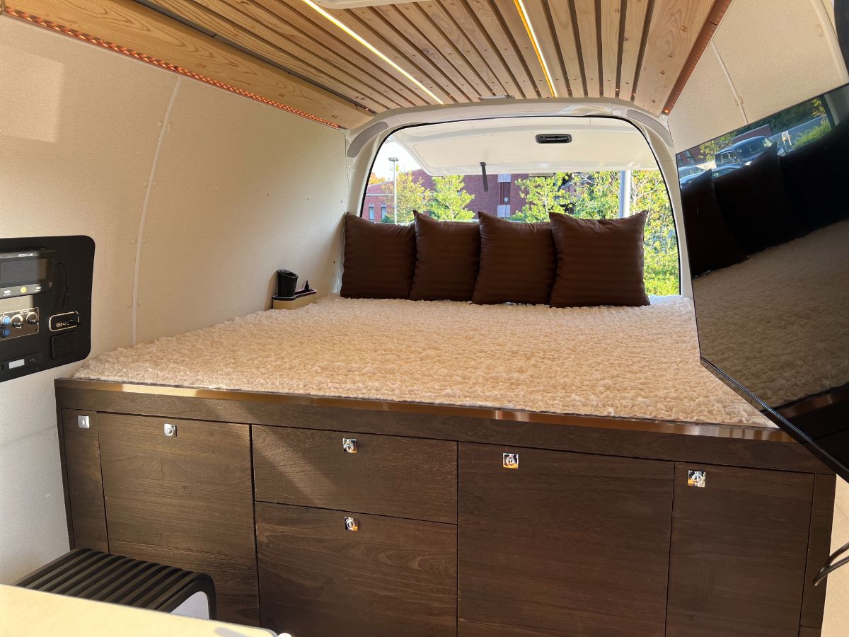 木目調の温かみがある内装が魅力