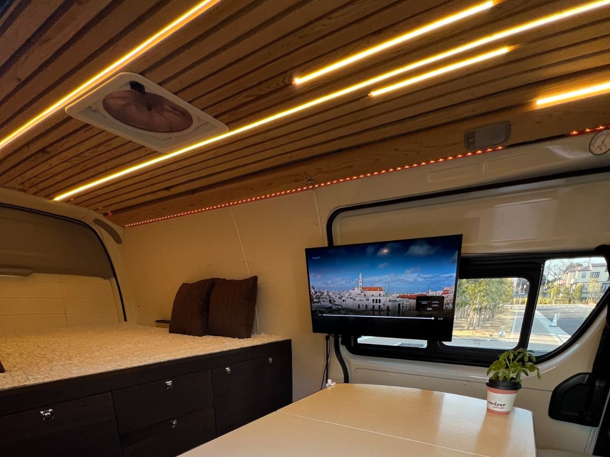 大画面のネットTVで旅先でもリラックス。映画や動画をゆったり楽しめます。