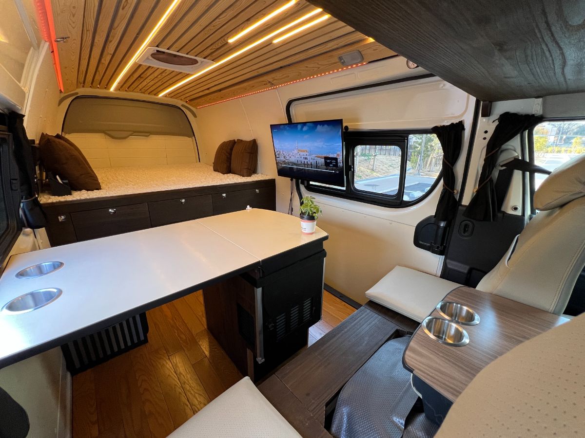 運転席側から見たベッドスペース。広々とした快適空間で、どこでもぐっすり♪