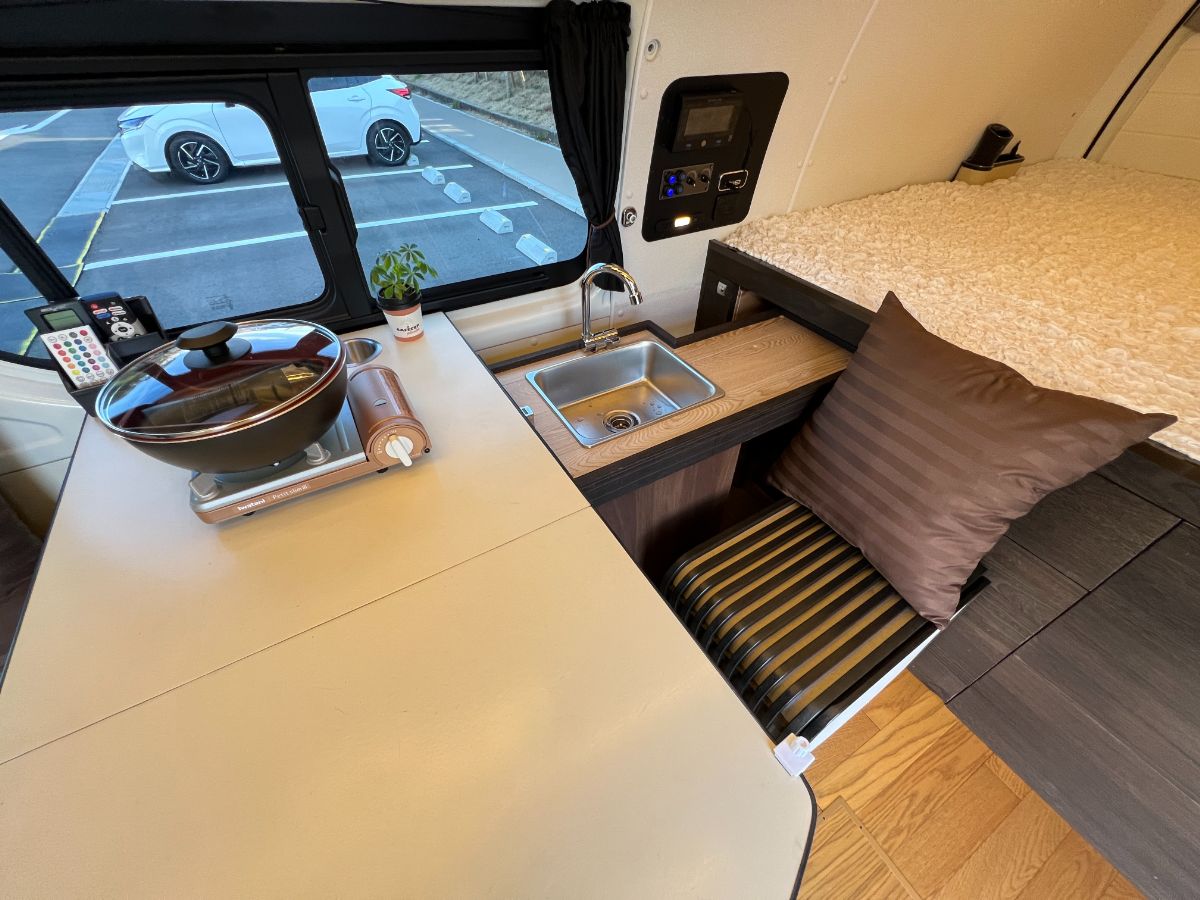 シンクとカセットコンロで簡単調理！旅先での食事がもっと楽しくなります。