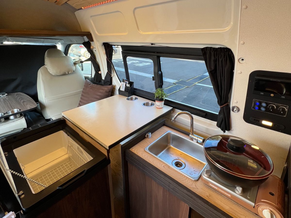 収納たっぷりのキッチンエリア。使いやすさを考えた設計で快適な旅をサポート。