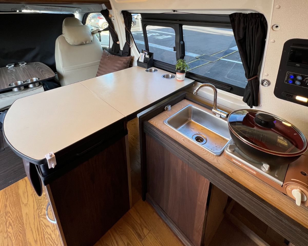 ダイネットをセットすれば、食事や会話を楽しめるくつろぎスペースに早変わり。